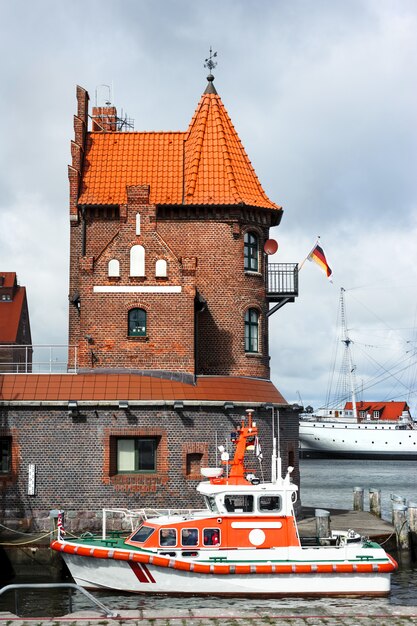 Rettungsboot vor historischem Backsteinbau in Stralsund