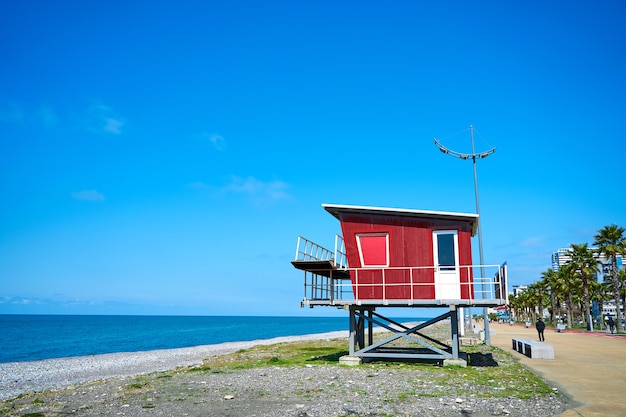 Rettungsdiensthaus am Meeresstrand des Kurortes.