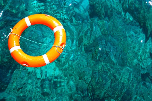 Rettungsgürtel im Schwimmbad