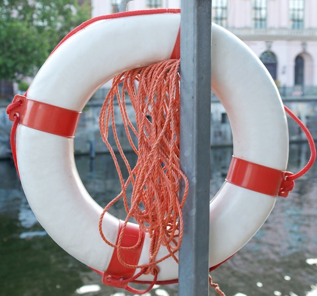 Rettungsring am Fluss