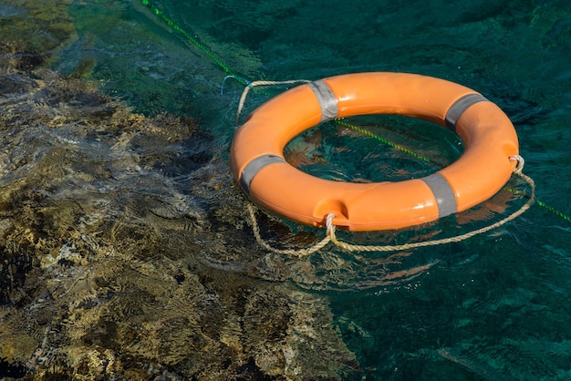 Rettungsring nahe Korallenriffnahaufnahme