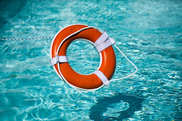 Rettungsring-Poolring schwimmt auf blauem Wasser