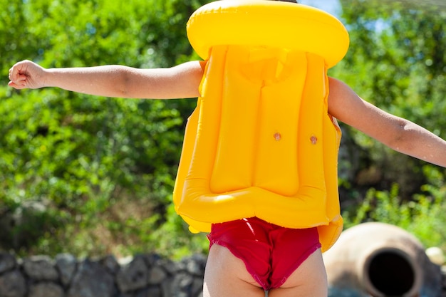 Rettungsringbaby im Pool