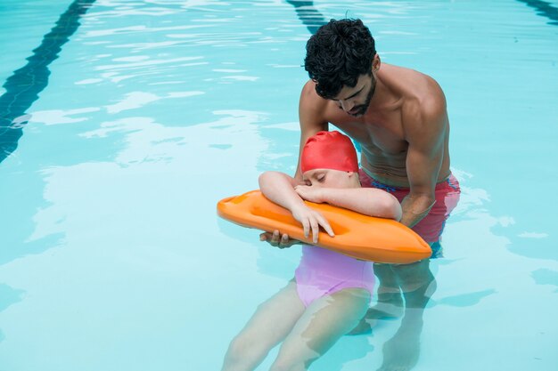 Rettungsschwimmer, der bewusstloses Mädchen aus dem Schwimmbad rettet