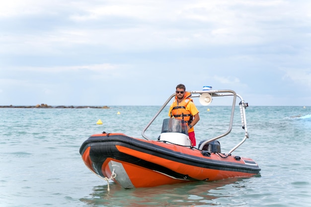 Rettungsschwimmer fährt ein Boot mitten im Meer