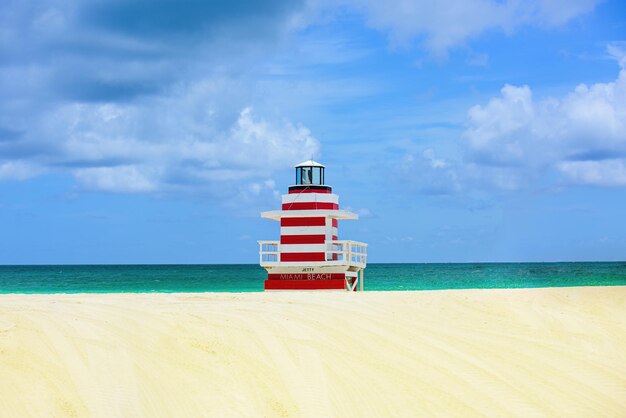 Rettungsschwimmer-Turm in Miami Beach Atlantik Hintergrund