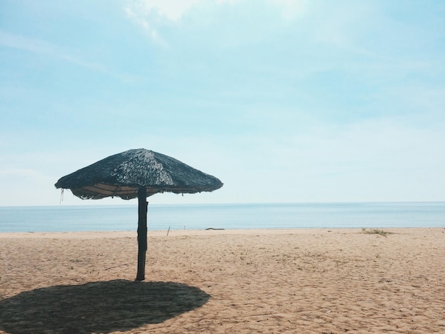 Rettungsschwimmerhütte am Strand gegen den Himmel