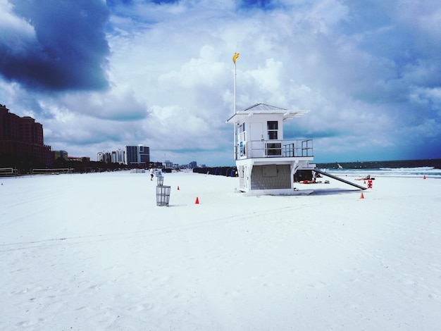 Rettungsschwimmerhütte am Strand gegen den Himmel