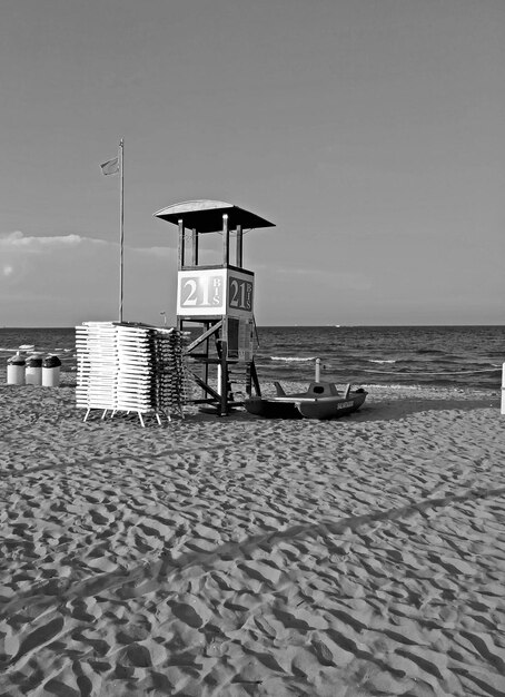 Rettungsschwimmerhütte am Strand gegen den Himmel