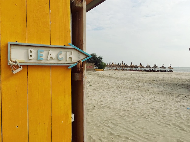 Foto rettungsschwimmerhütte am strand gegen den himmel