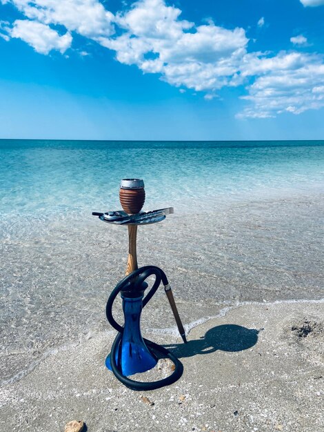Rettungsschwimmerhütte am Strand gegen den Himmel