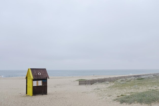 Foto rettungsschwimmerhütte am strand gegen den himmel