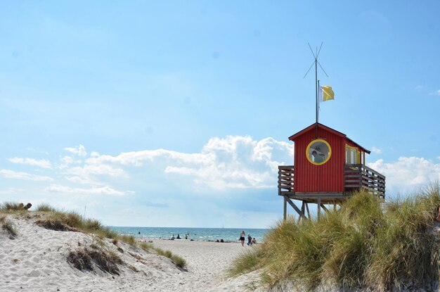 Foto rettungsschwimmerhütte am strand gegen den himmel