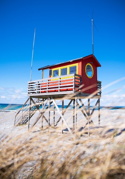 Foto rettungsschwimmerhütte am strand vor klarem blauen himmel