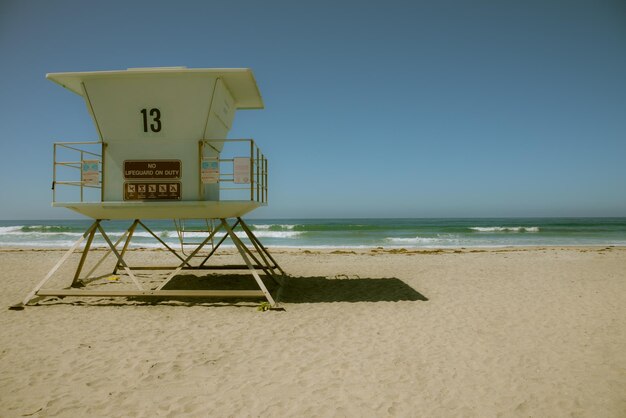 Foto rettungsschwimmerhütte am strand vor klarem blauen himmel