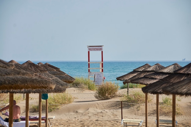 Rettungsschwimmerkabine an einem sizilianischen Strand