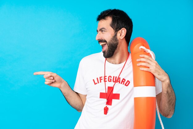 Foto rettungsschwimmermann zeigt mit dem finger zur seite