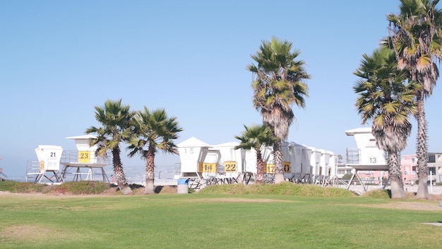 Rettungsschwimmerstand und Palmen-Lebenswachenturm zum Surfen am kalifornischen Strand