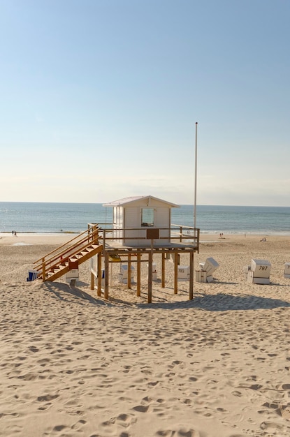 Rettungsschwimmerturm am Strand, Insel Sylt, Deutschland