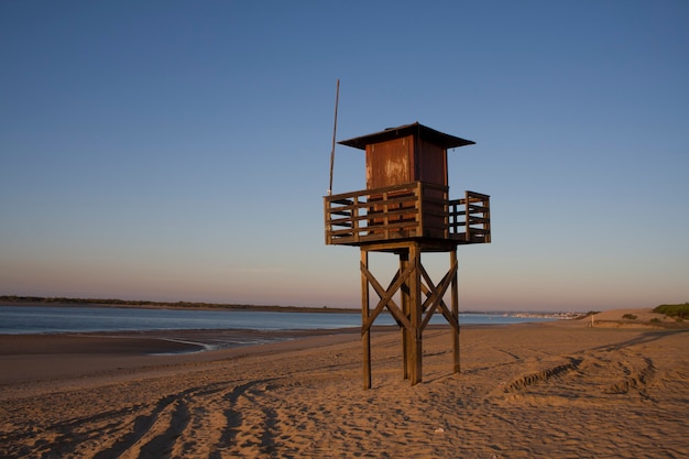 Rettungsschwimmerturm am Ufer des Strandes