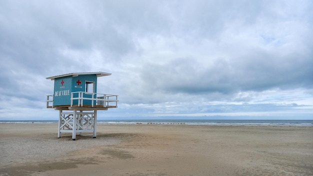 Rettungsschwimmerturm auf dem Sand von Deauville Beach im Panorama mit Wolkenhimmel