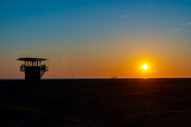 Rettungsschwimmerturm bei Sonnenuntergang am Strand von Poti in Georgia. Erstaunliche Aussicht auf den Sonnenuntergang.