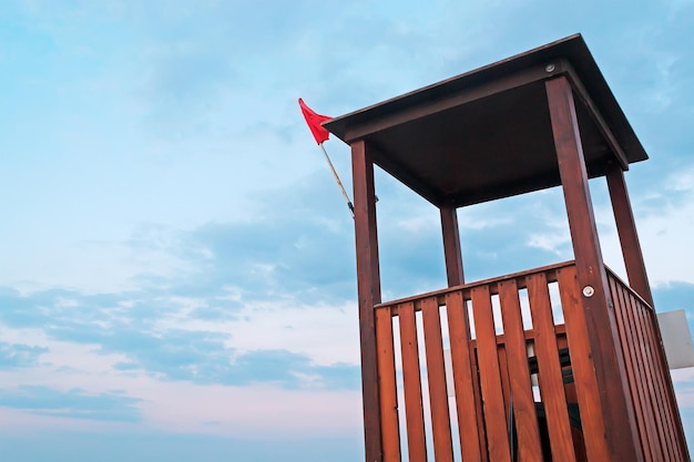 Rettungsschwimmerturm unter einem bewölkten Himmel