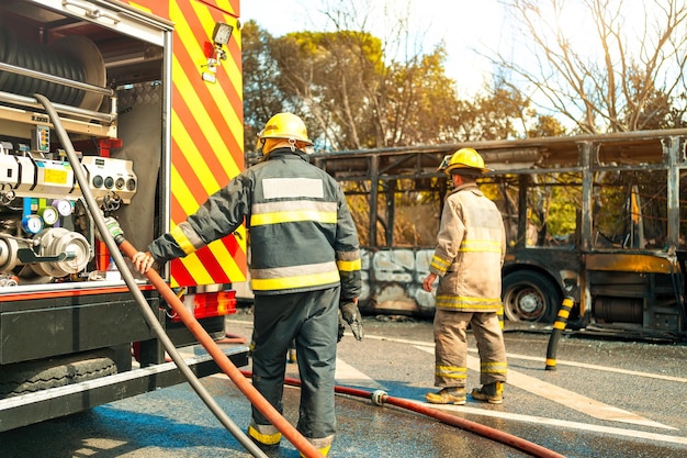 Rettungsteam der Feuerwehr trifft beim Autounfall ein