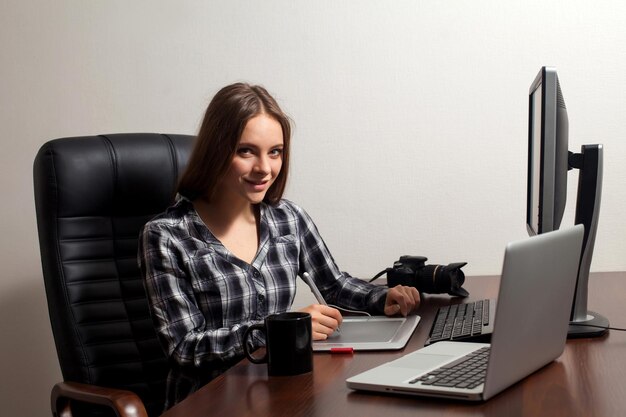 Retuscheurin möchte ihre Arbeit mit einem Laptop erledigen