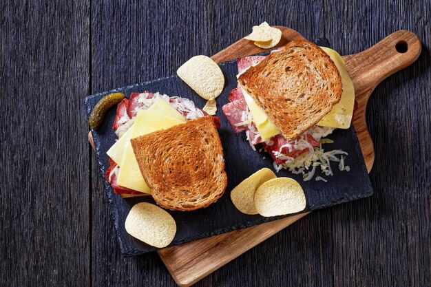 Foto reuben-sandwich mit corned beef draufsicht