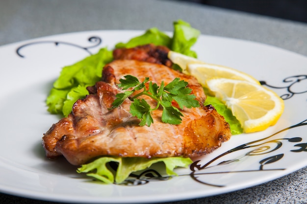 Reúnase con ensalada y limón en un plato.