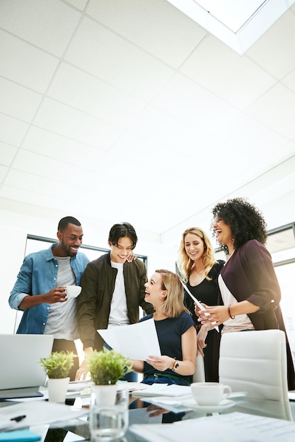 Reunião alegre e bem-sucedida diversificada com empresários trabalhando planejamento ou estratégia de ideias de brainstorming para relatório de projeto ou trabalho em papel Colegas ocupados mostrando bom trabalho em equipe e espaço de cópia