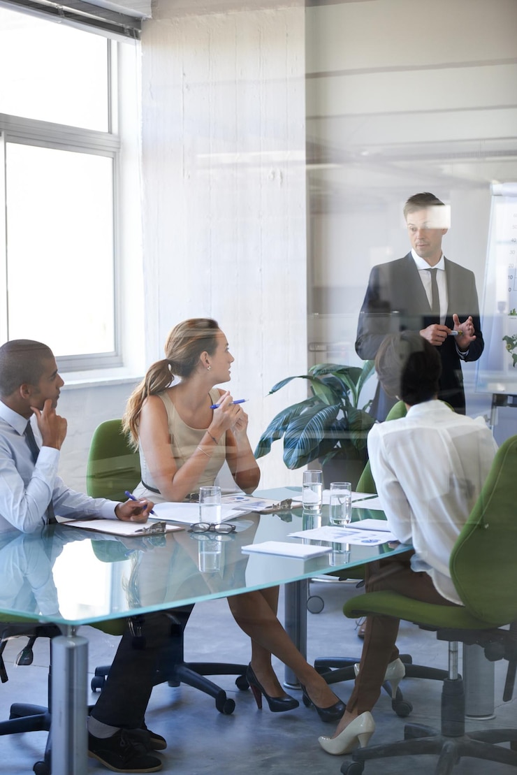 Foto reunião apresentação e empresário no escritório com relatório de janela ou orador no workshop b2b discussão em equipe e empresários na sala de conferências brainstorming ideias planejamento e revisão
