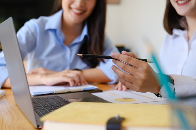 Reunião asiática criativa nova da mulher de negócios no escritório e índice do foco no portátil. grupo de pessoas do brainstorming que trabalha o conceito.