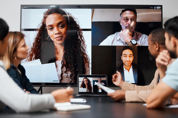 Foto reunião com colegas internacionais foto recortada de um grupo diversificado de empresários sentados na sala de reuniões durante uma reunião com seus colegas internacionais por meio de bate-papo por vídeo