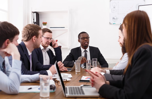 Reunião corporativa de negócios da equipe multiétnica. Discussão de escritório, comunicação com parceiros