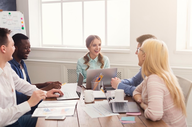 Reunião corporativa de negócios da jovem equipe de sucesso com o chefe feminino. Discussão de escritório, comunicação com parceiros, espaço de cópia