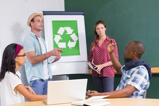 Reunião criativa com símbolo de reciclagem no quadro branco