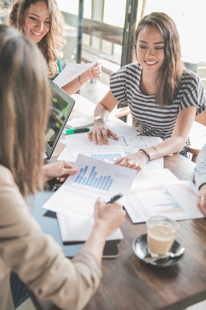 Reunião criativa em um café de empresários de diversidade