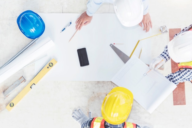 Reunião da equipe de engenheiros e discussão sobre o plano de trabalho