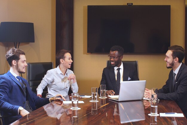 Reunião da equipe de negócios corporativos em um escritório de plano aberto moderno.