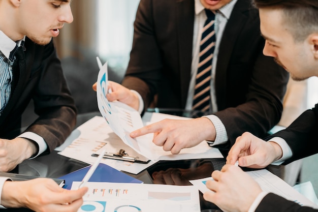 Reunião da equipe de negócios. Homens discutindo coisas de trabalho no escritório