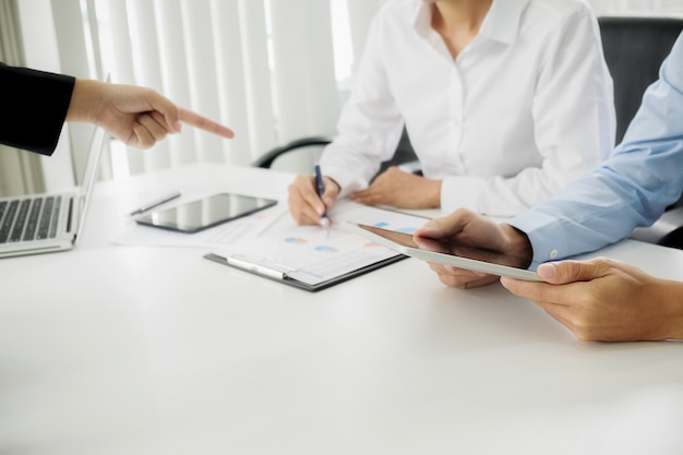 Reunião da equipe de negócios presente. Investidor profissional que trabalha com um novo projeto de inicialização. Computador portátil com tablet digital design inteligente no escritório.