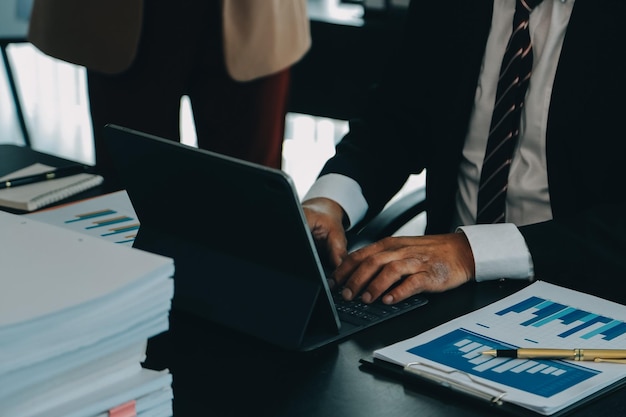 Reunião da equipe de negócios trabalhando com novos projetos de startup discussão e análise de dados gráficos e gráficos Calculadora de tablet digital computador portátil usando conceito de finanças e contabilidade de negócios