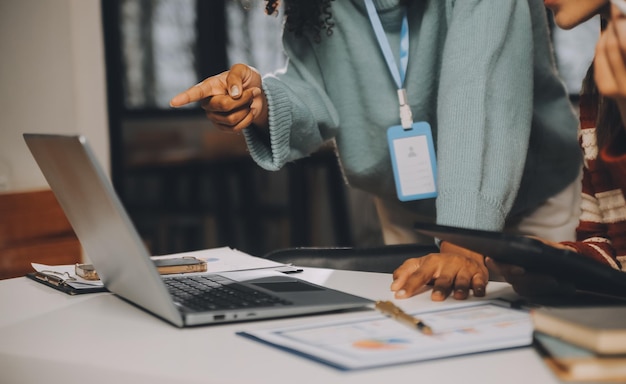 Reunião da equipe de negócios trabalhando com novos projetos de startup discussão e análise de dados gráficos e gráficos Calculadora de tablet digital computador portátil usando conceito de finanças e contabilidade de negócios