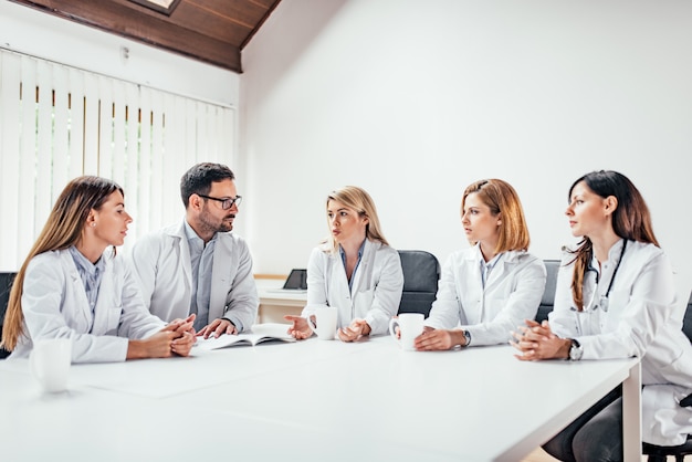 Reunião da equipe médica.