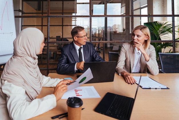 Reunião da equipe multiétnica de negócios corporativos no escritório para um plano estratégico de marketing