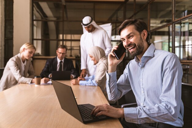 Reunião da equipe multiétnica de negócios corporativos no escritório para um plano estratégico de marketing