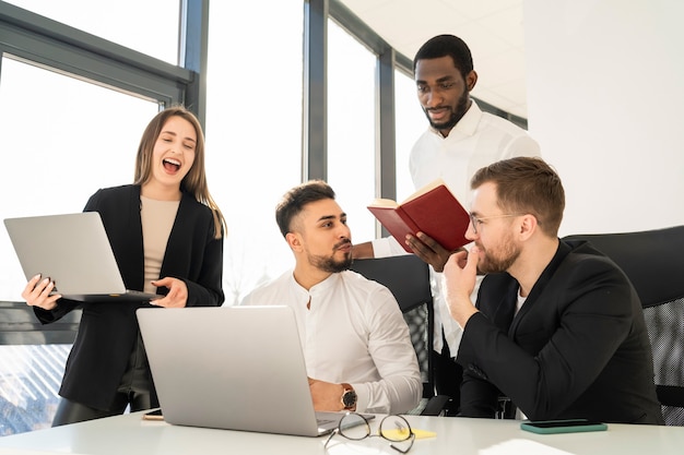 Reunião da equipe no escritório