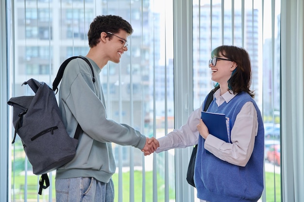 Reunião de amigos de adolescentes, colegas de faculdade.